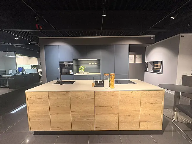 zeitlos moderne grifflose Küche mit Insel und Stein-Arbeitsplatte