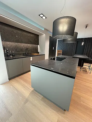 Designküche mit Griffleiste schwarz matt eloxiert