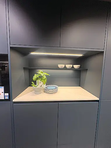 zeitlos moderne grifflose Küche mit Insel und Stein-Arbeitsplatte