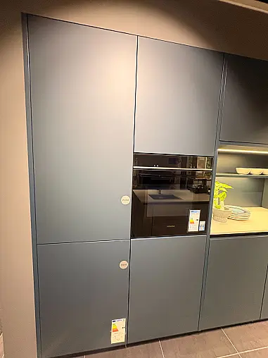 zeitlos moderne grifflose Küche mit Insel und Stein-Arbeitsplatte