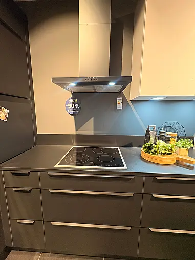 Elegante Musterküche in Metall Blaustahl L-Form