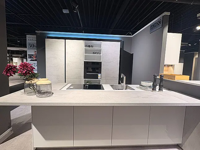 moderne Küche mit Insel und angebauter Theke