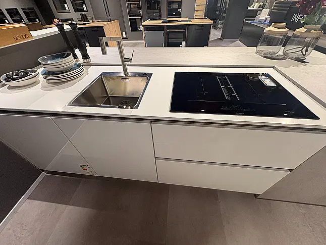 moderne Küche mit Insel und angebauter Theke