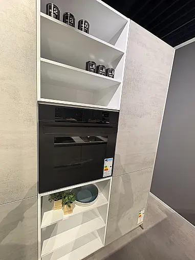 moderne Küche mit Insel und angebauter Theke
