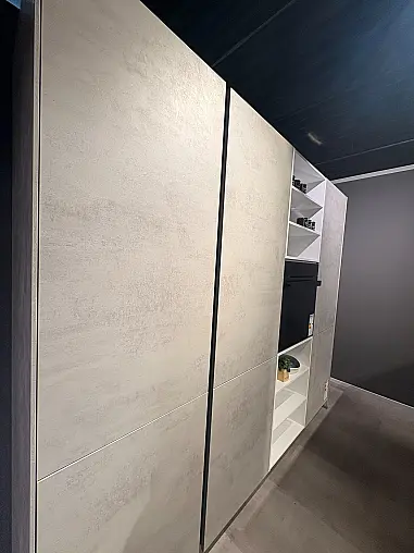 moderne Küche mit Insel und angebauter Theke