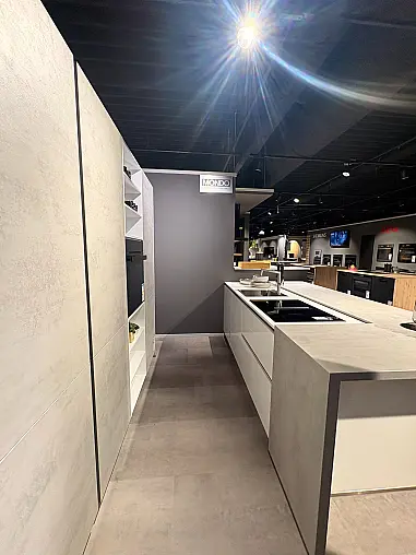 moderne Küche mit Insel und angebauter Theke