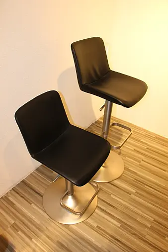 Gepolsterte Tresenhocker in schwarz, höhenverstellbar und mit Fußablage