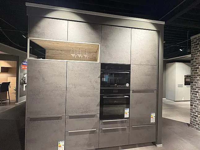 Moderne Küche in Schiefergrau mit Saphir-Mattem Kochfeld