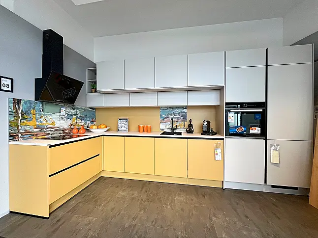 kleine Winkelküche moderne Farbkombi und viel Stauraum