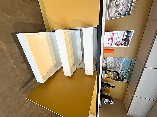kleine Winkelküche moderne Farbkombi und viel Stauraum