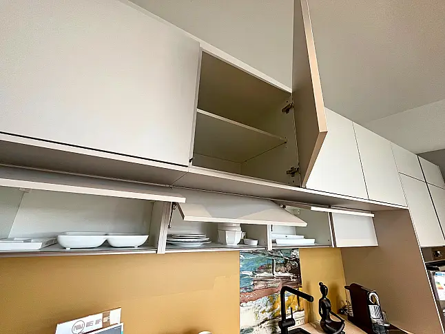 kleine Winkelküche moderne Farbkombi und viel Stauraum