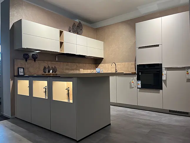 Moderne U Küche mit Bronze Griffe