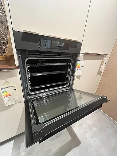 Moderne U Küche mit Bronze Griffe