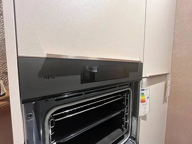 Moderne U Küche mit Bronze Griffe