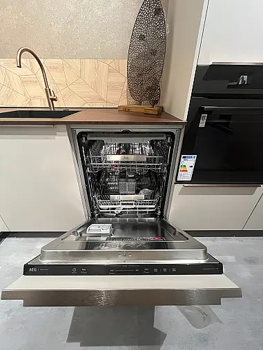 Moderne U Küche mit Bronze Griffe