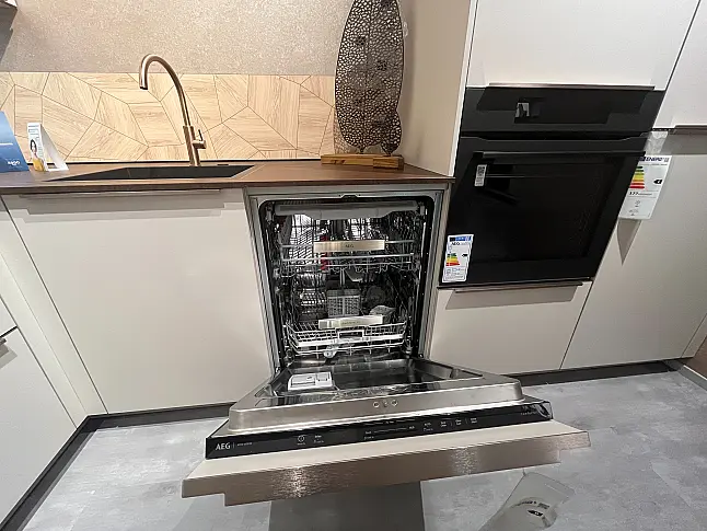 Moderne U Küche mit Bronze Griffe