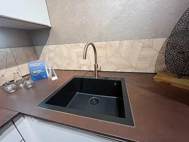 Moderne U Küche mit Bronze Griffe