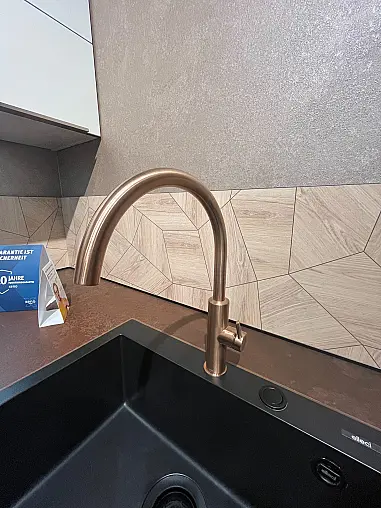 Moderne U Küche mit Bronze Griffe