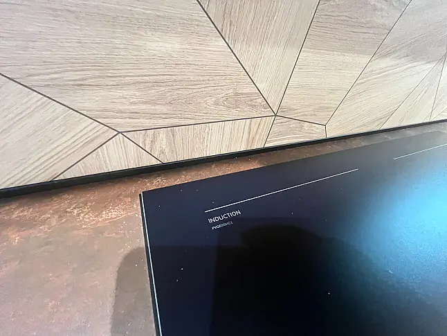 Moderne U Küche mit Bronze Griffe