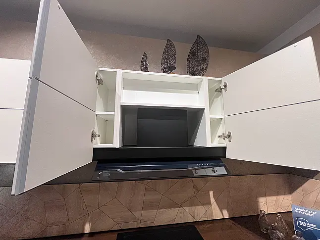 Moderne U Küche mit Bronze Griffe