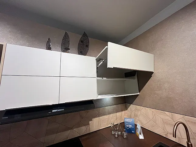 Moderne U Küche mit Bronze Griffe