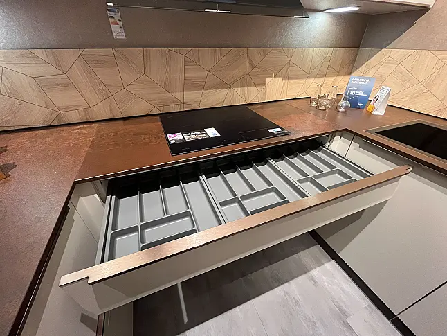Moderne U Küche mit Bronze Griffe