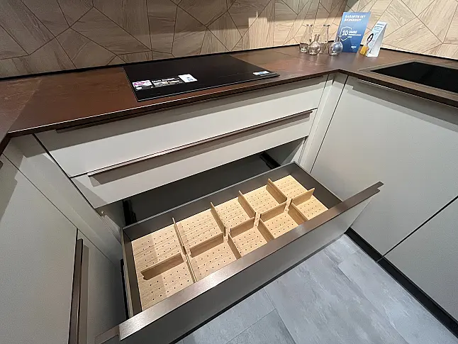 Moderne U Küche mit Bronze Griffe