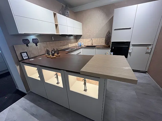 Moderne U Küche mit Bronze Griffe