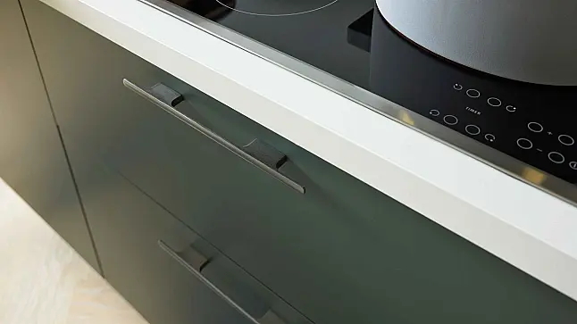 moderne Küche in Schwarzgrün und Marmoroptik