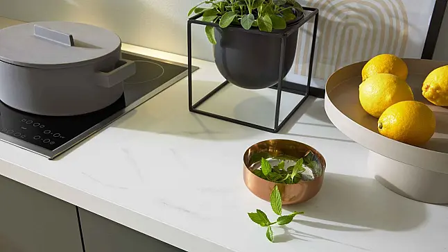 moderne Küche in Schwarzgrün und Marmoroptik