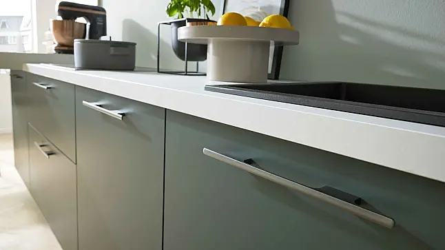 moderne Küche in Schwarzgrün und Marmoroptik