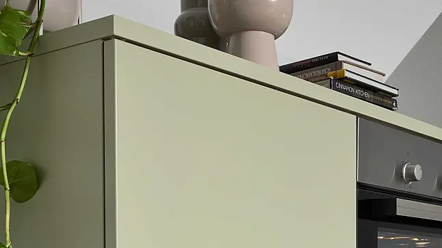 Einbauküche mit Geräten und integriertem Essbereich