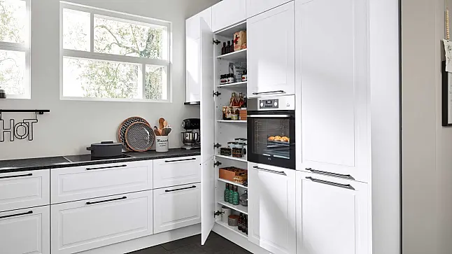 moderne Landhausküche mit AEG Einbaugeräten