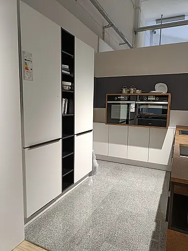 Helle, Moderne Küche mit Rostoptik und Weißen Fronten