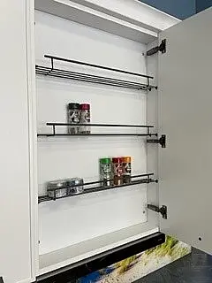 Moderne Küche mit matter Echtlack Rahmenfront und furnierter Eichenfront in Carbon MK09