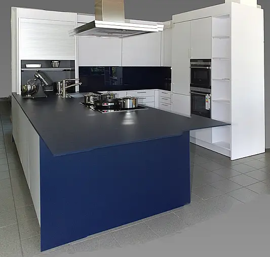 Kunststoff reinweiß, lackähnlich, matt und Glasoptik-Stufenkante, Arbeitsplatte Sicherheitsglas stahlblau, antiscratch-beschichtet