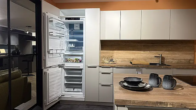 Moderne Inselküche in Sandgrau mit Siemens Geräten
