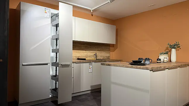 Moderne Inselküche in Sandgrau mit Siemens Geräten