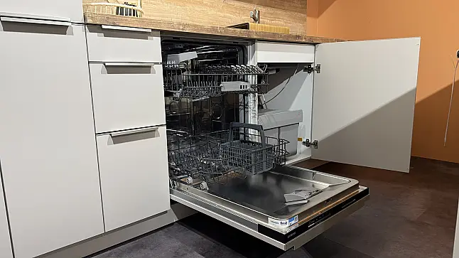 Moderne Inselküche in Sandgrau mit Siemens Geräten