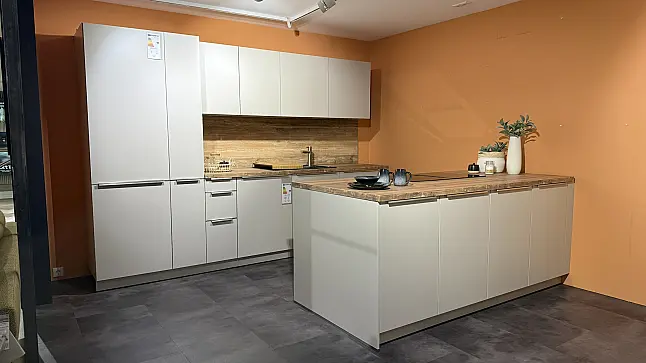 Moderne Inselküche in Sandgrau mit Siemens Geräten
