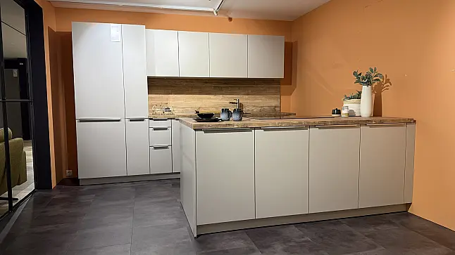 Moderne Inselküche in Sandgrau mit Siemens Geräten
