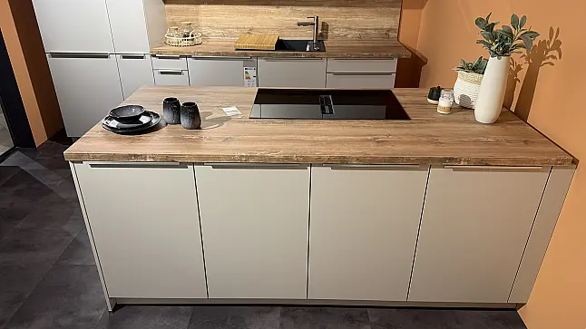 Moderne Inselküche in Sandgrau mit Siemens Geräten