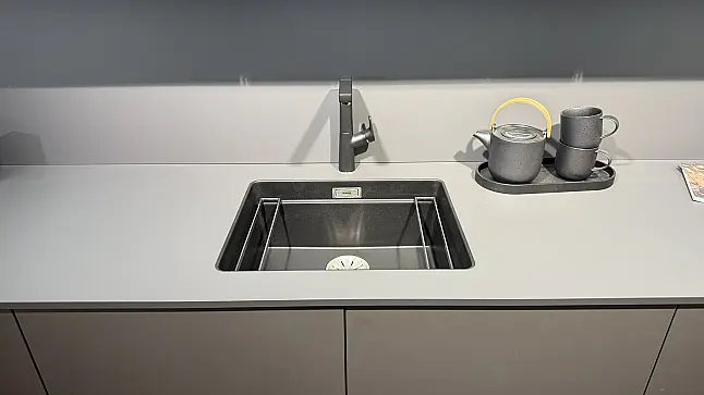 minimalistische Design- Inselküche in Lavaschwarz