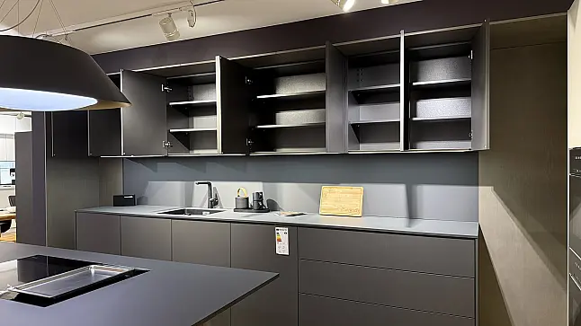 minimalistische Design- Inselküche in Lavaschwarz
