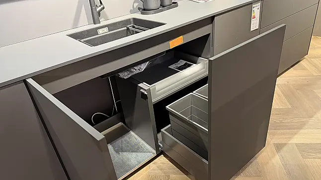 minimalistische Design- Inselküche in Lavaschwarz