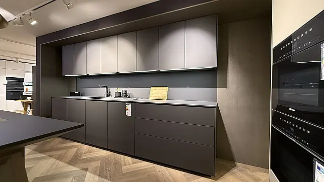 minimalistische Design- Inselküche in Lavaschwarz