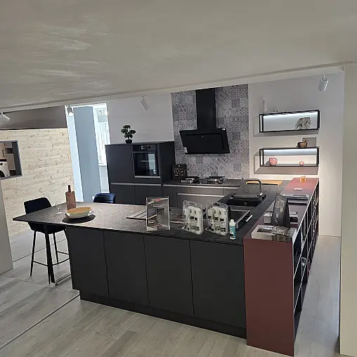 Designküche in elegantem Griffdesign, hochwertige Geräte