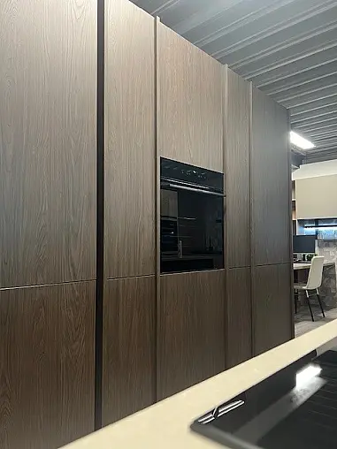 Schitterende Japandi keuken met composieten werkblad vol Bosch apparatuur