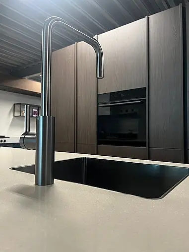 Schitterende Japandi keuken met composieten werkblad vol Bosch apparatuur