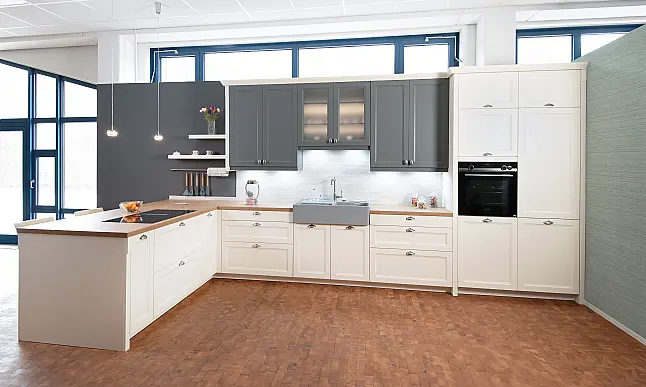 2-farbige Landhausküche in L-Form